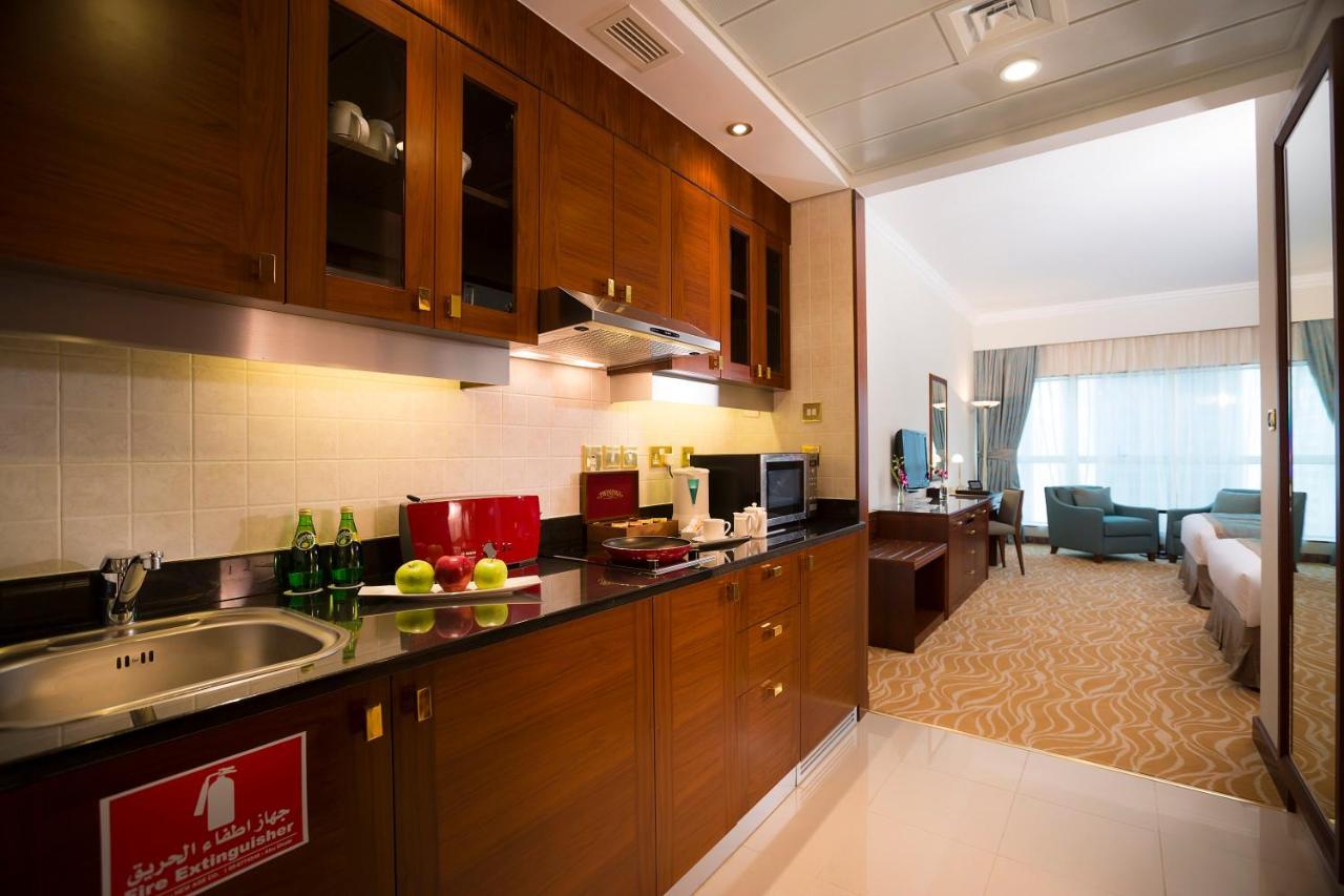 Grand Mercure Majlis Residences Abu Dabi Dış mekan fotoğraf A typical hotel kitchenette