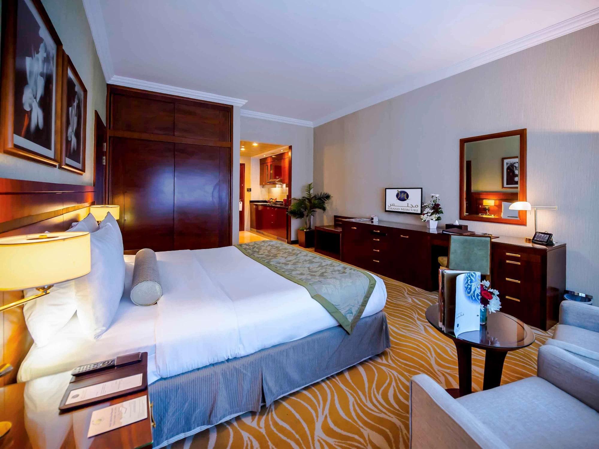 Grand Mercure Majlis Residences Abu Dabi Dış mekan fotoğraf A room at the Jumeirah Creekside