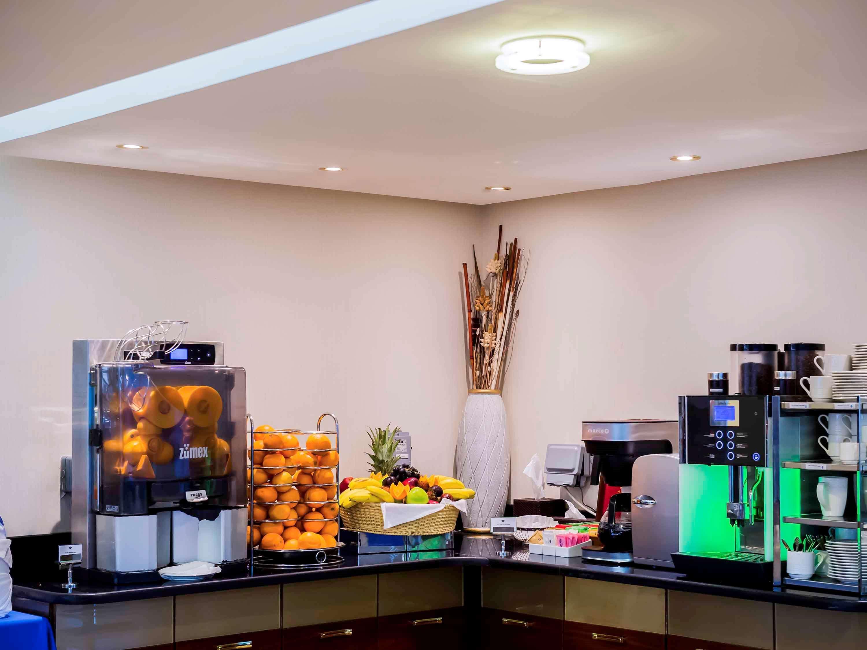 Grand Mercure Majlis Residences Abu Dabi Dış mekan fotoğraf A coffee bar in a hotel