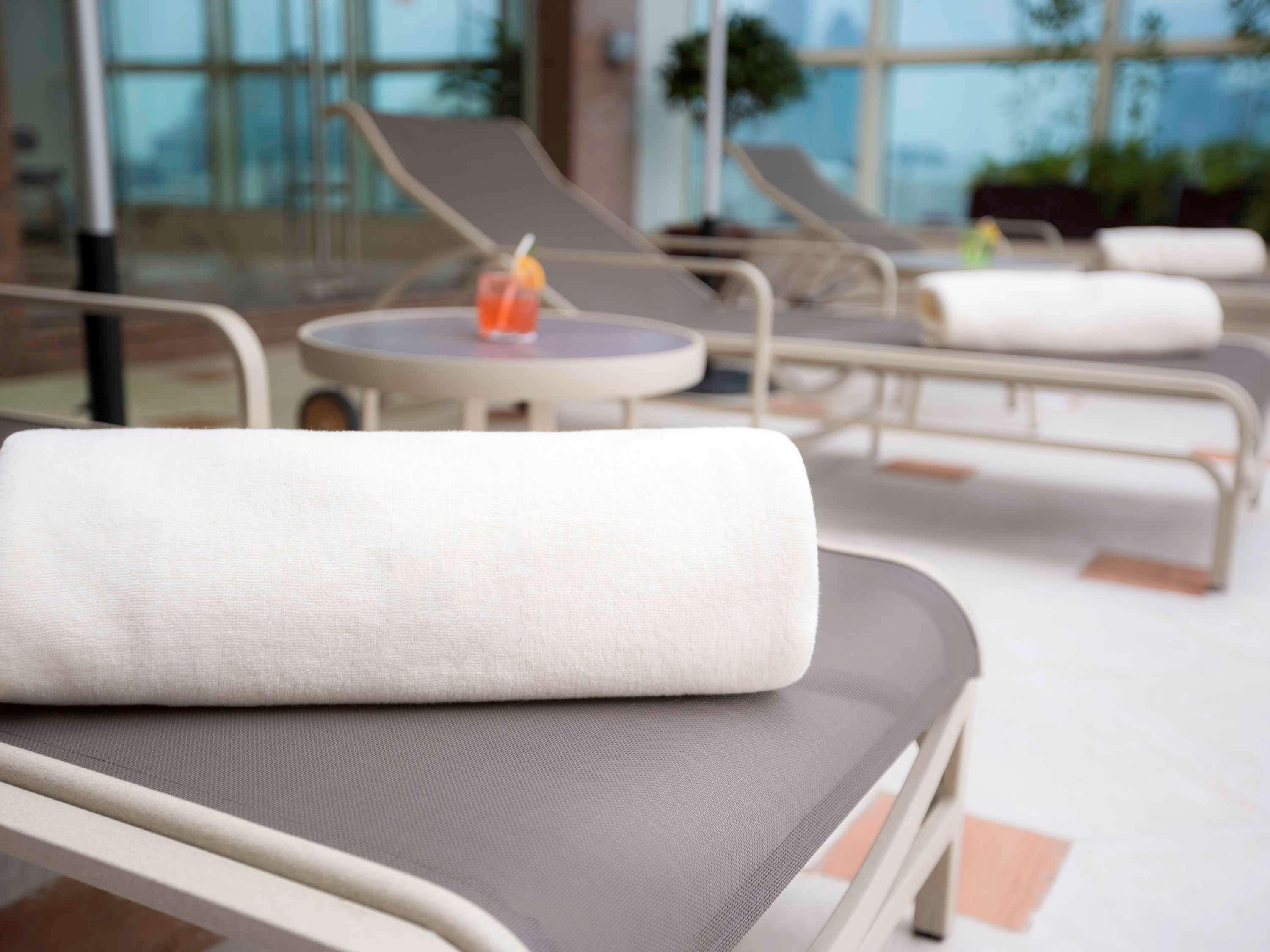 Grand Mercure Majlis Residences Abu Dabi Dış mekan fotoğraf A rolled towel on a lounge chair