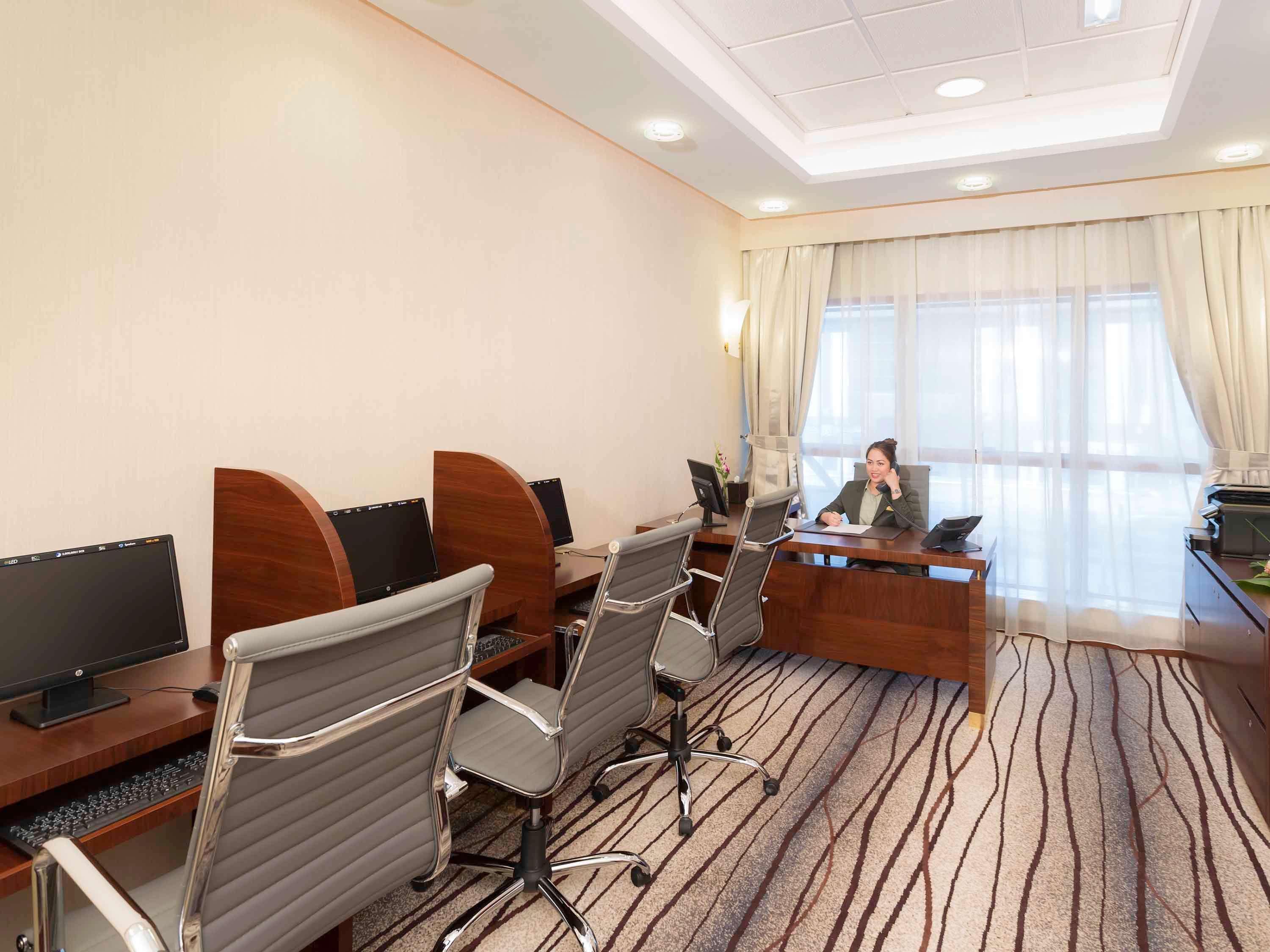 Grand Mercure Majlis Residences Abu Dabi Dış mekan fotoğraf Business Center