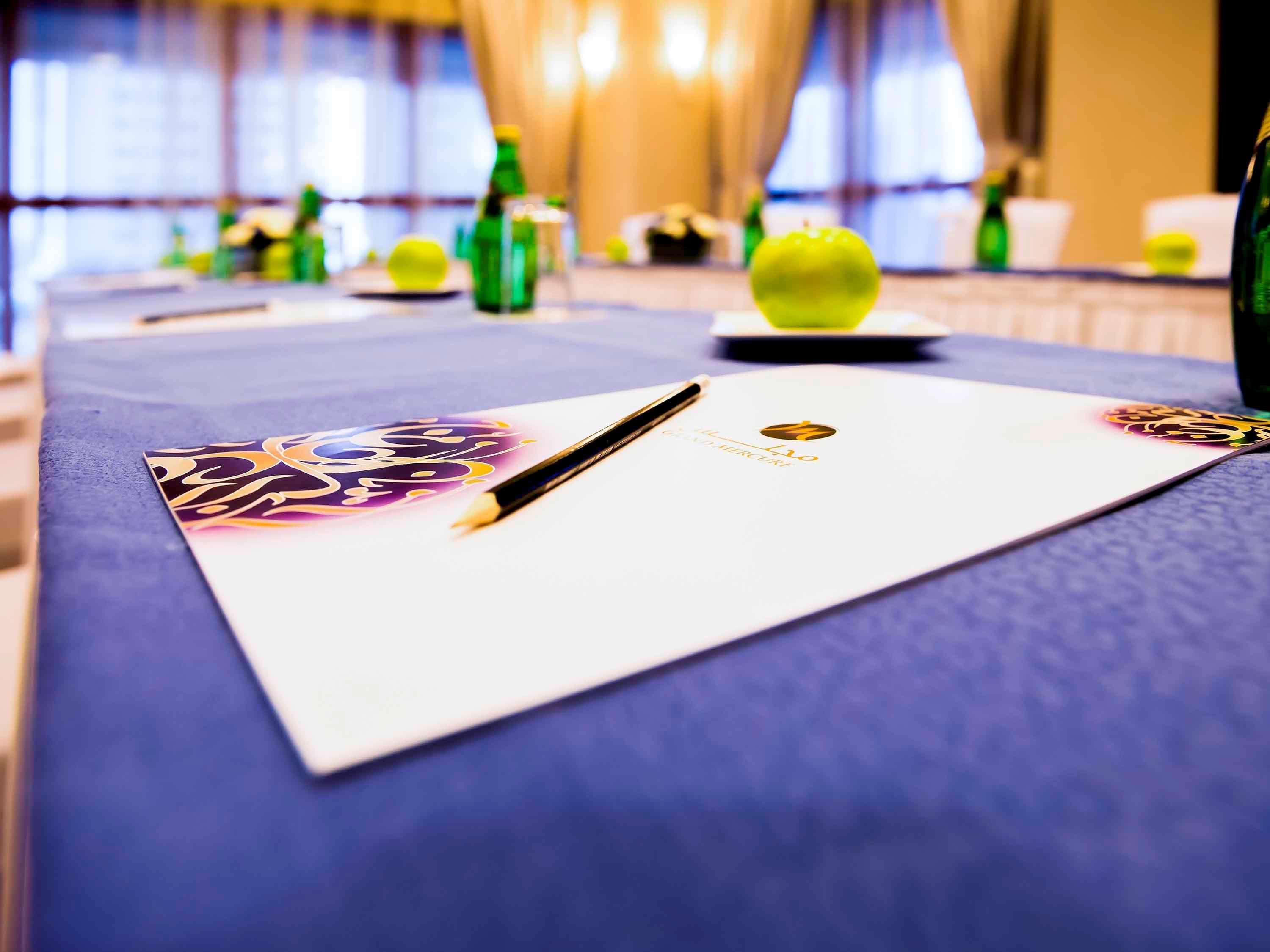 Grand Mercure Majlis Residences Abu Dabi Dış mekan fotoğraf A pen and a notepad on a table