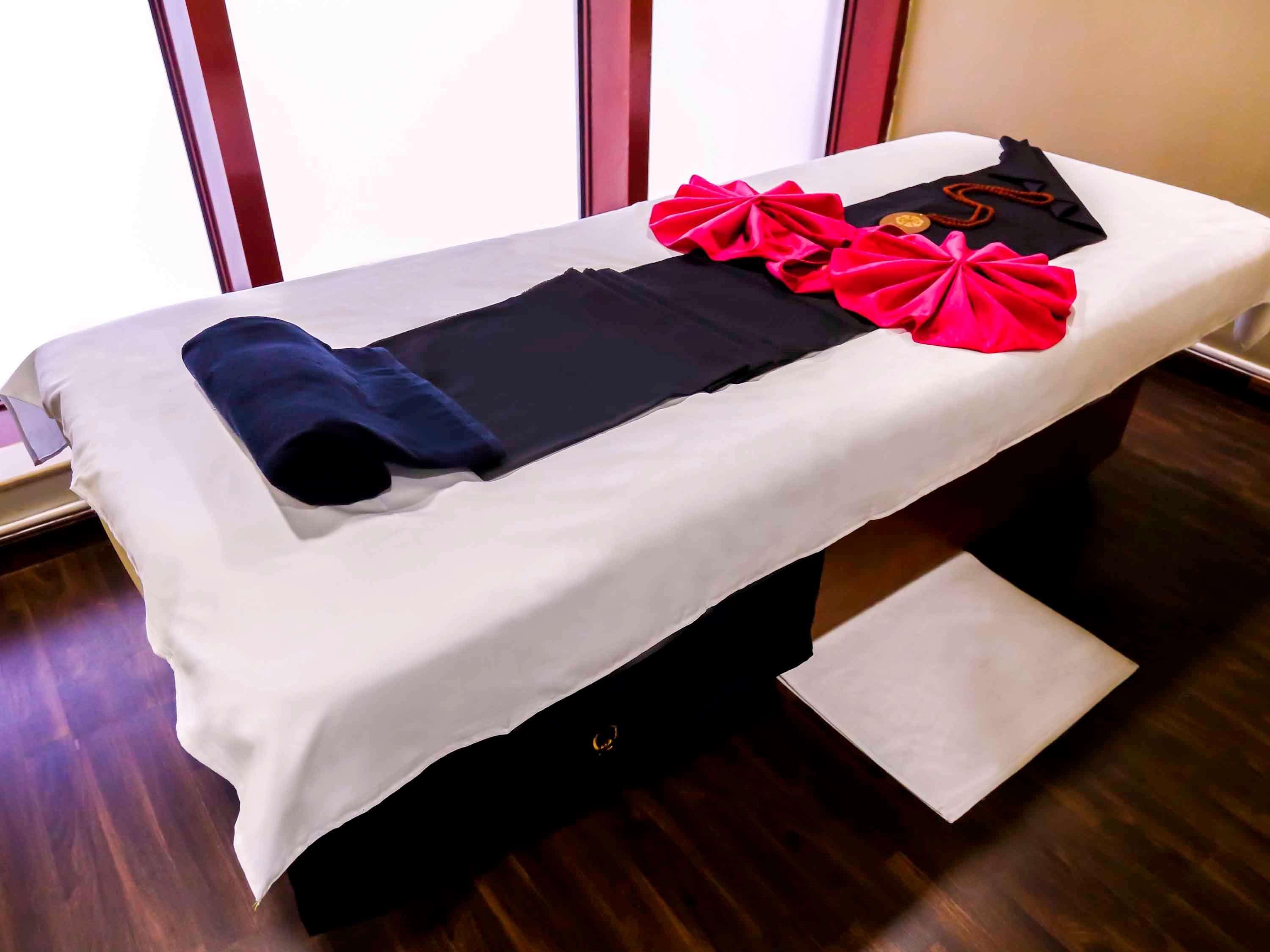 Grand Mercure Majlis Residences Abu Dabi Dış mekan fotoğraf A massage table