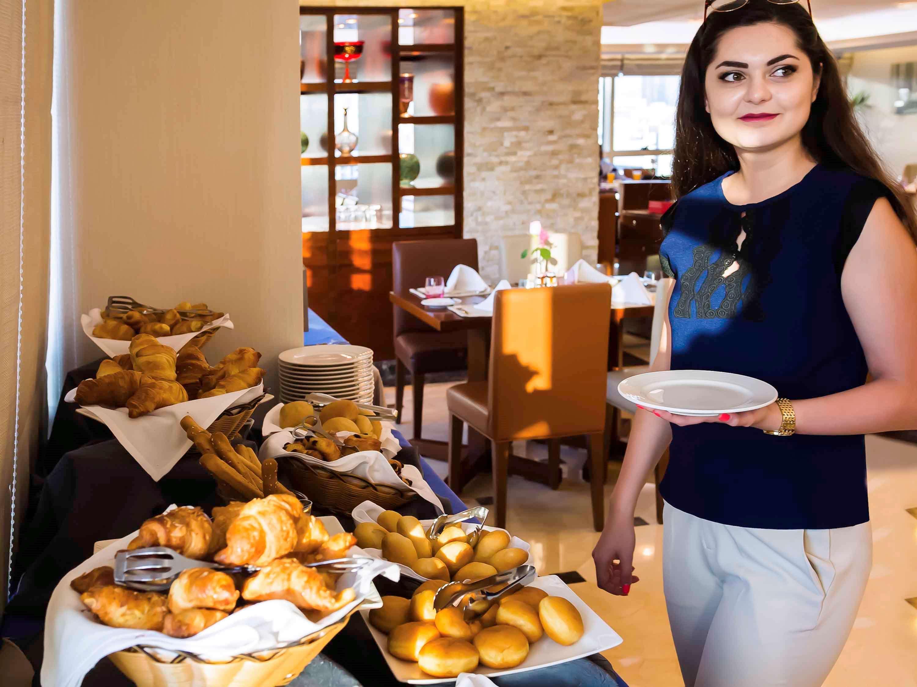 Grand Mercure Majlis Residences Abu Dabi Dış mekan fotoğraf A hotel staff serving food