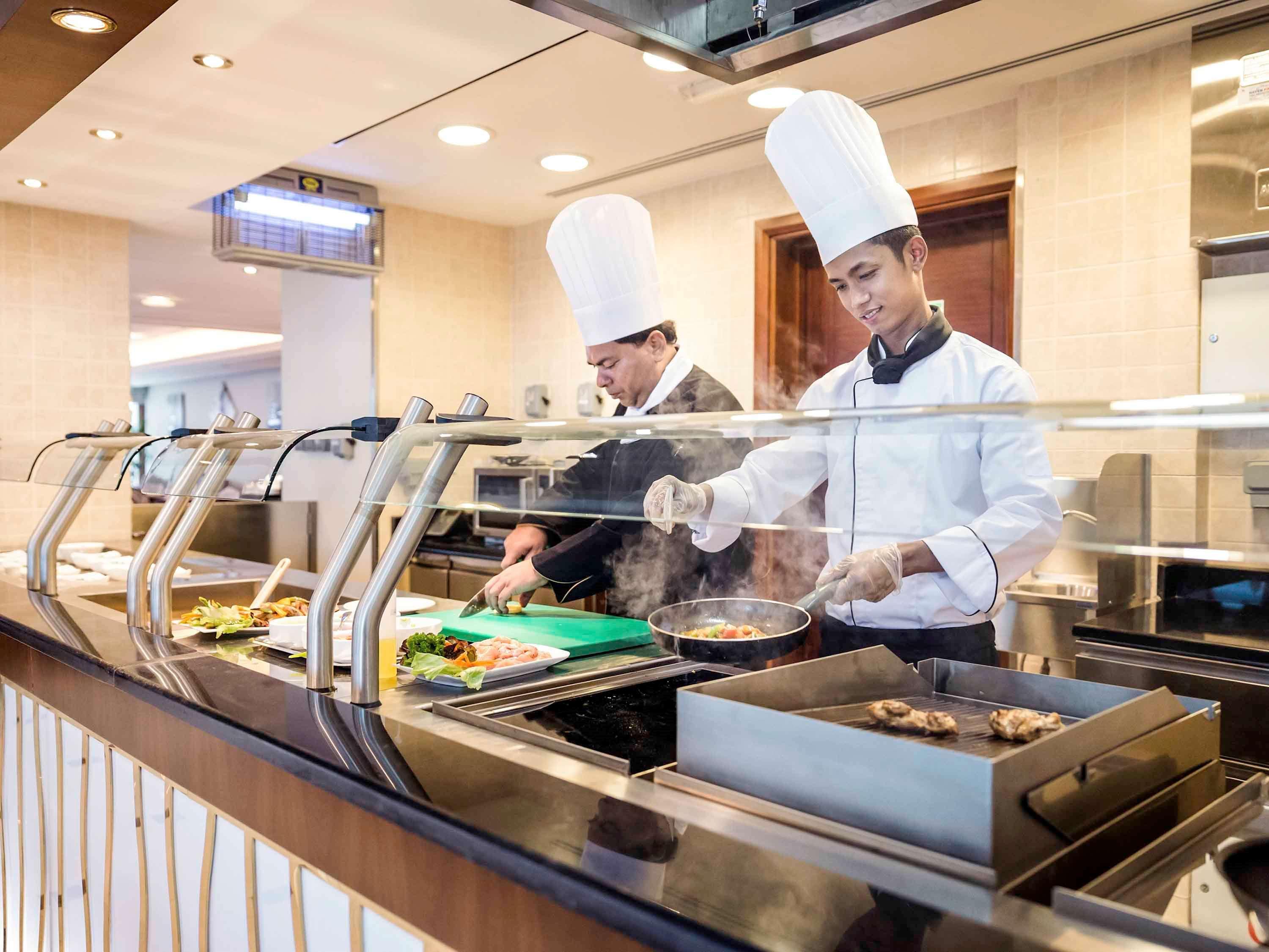 Grand Mercure Majlis Residences Abu Dabi Dış mekan fotoğraf A buffet at a hotel