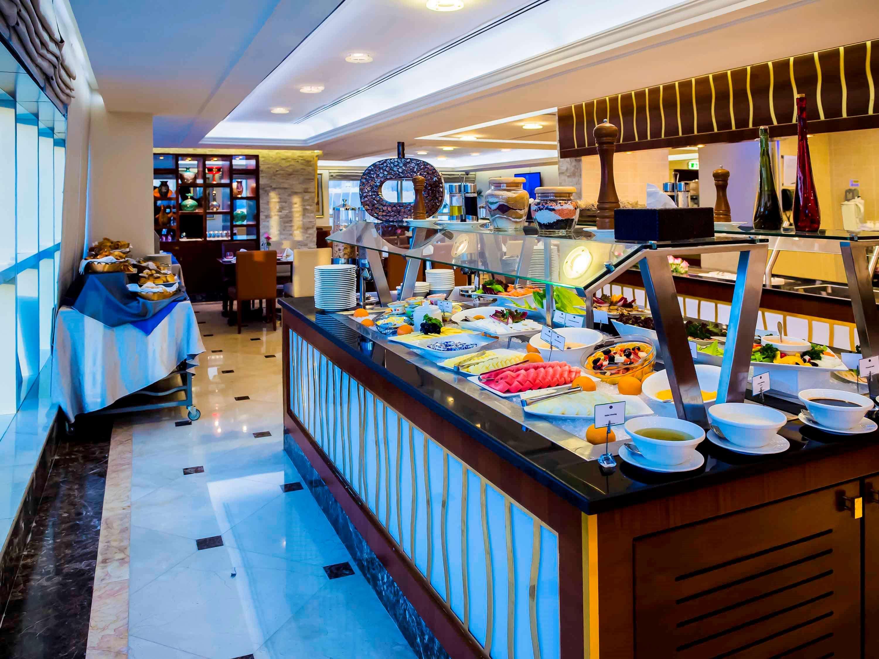Grand Mercure Majlis Residences Abu Dabi Dış mekan fotoğraf A buffet at a hotel