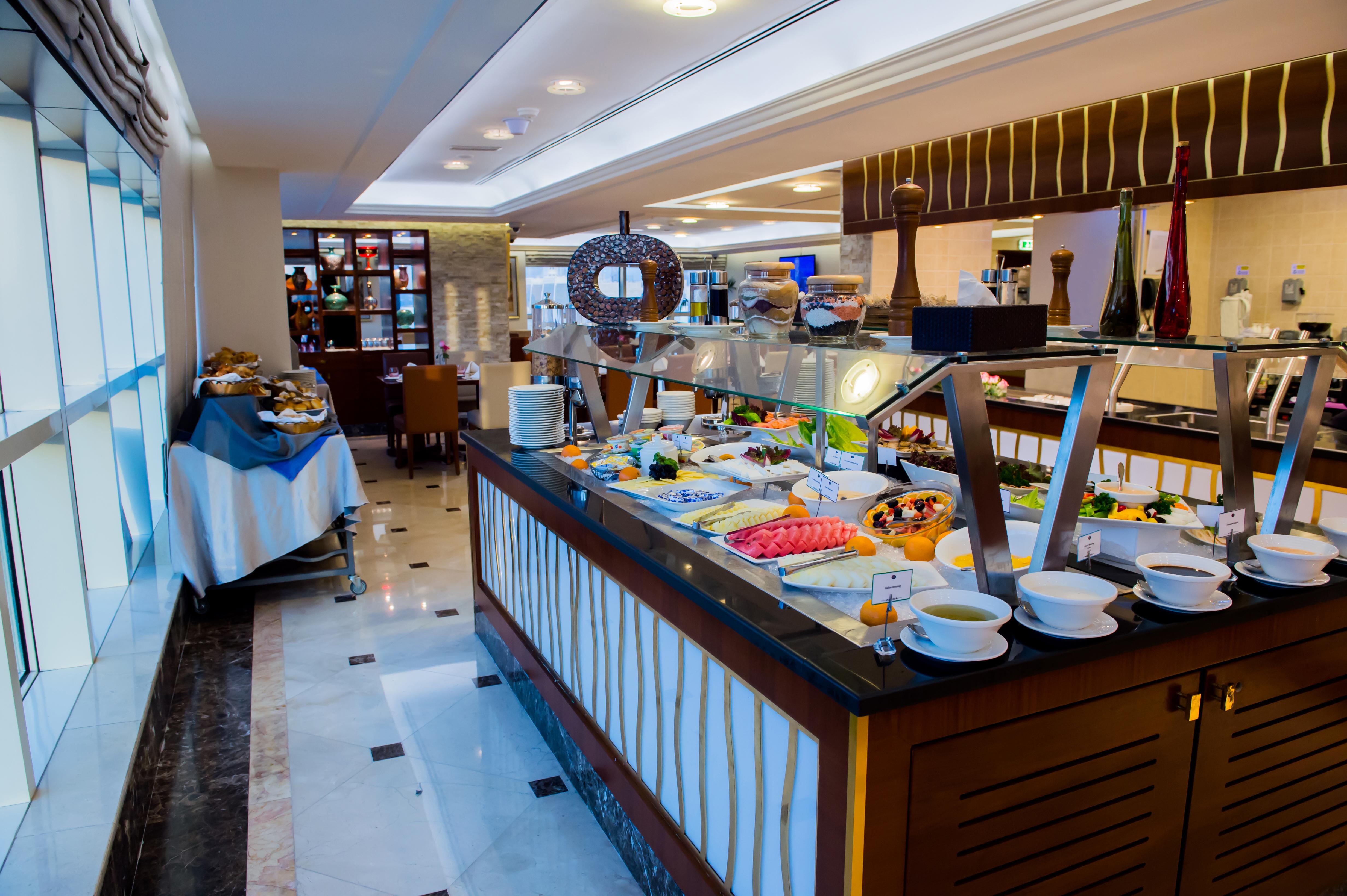 Grand Mercure Majlis Residences Abu Dabi Dış mekan fotoğraf The buffet at the hotel