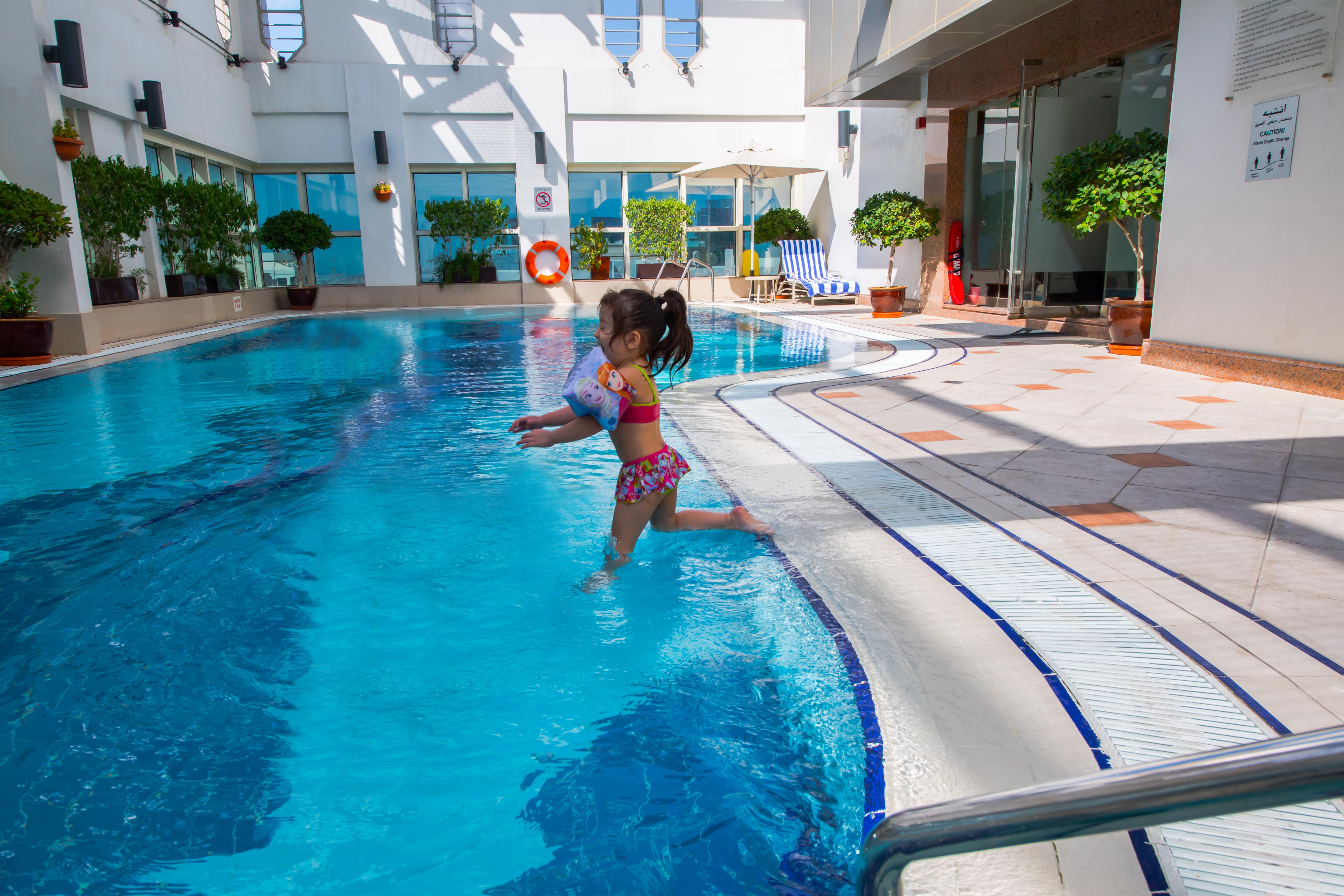 Grand Mercure Majlis Residences Abu Dabi Dış mekan fotoğraf Swimming pool at the hotel