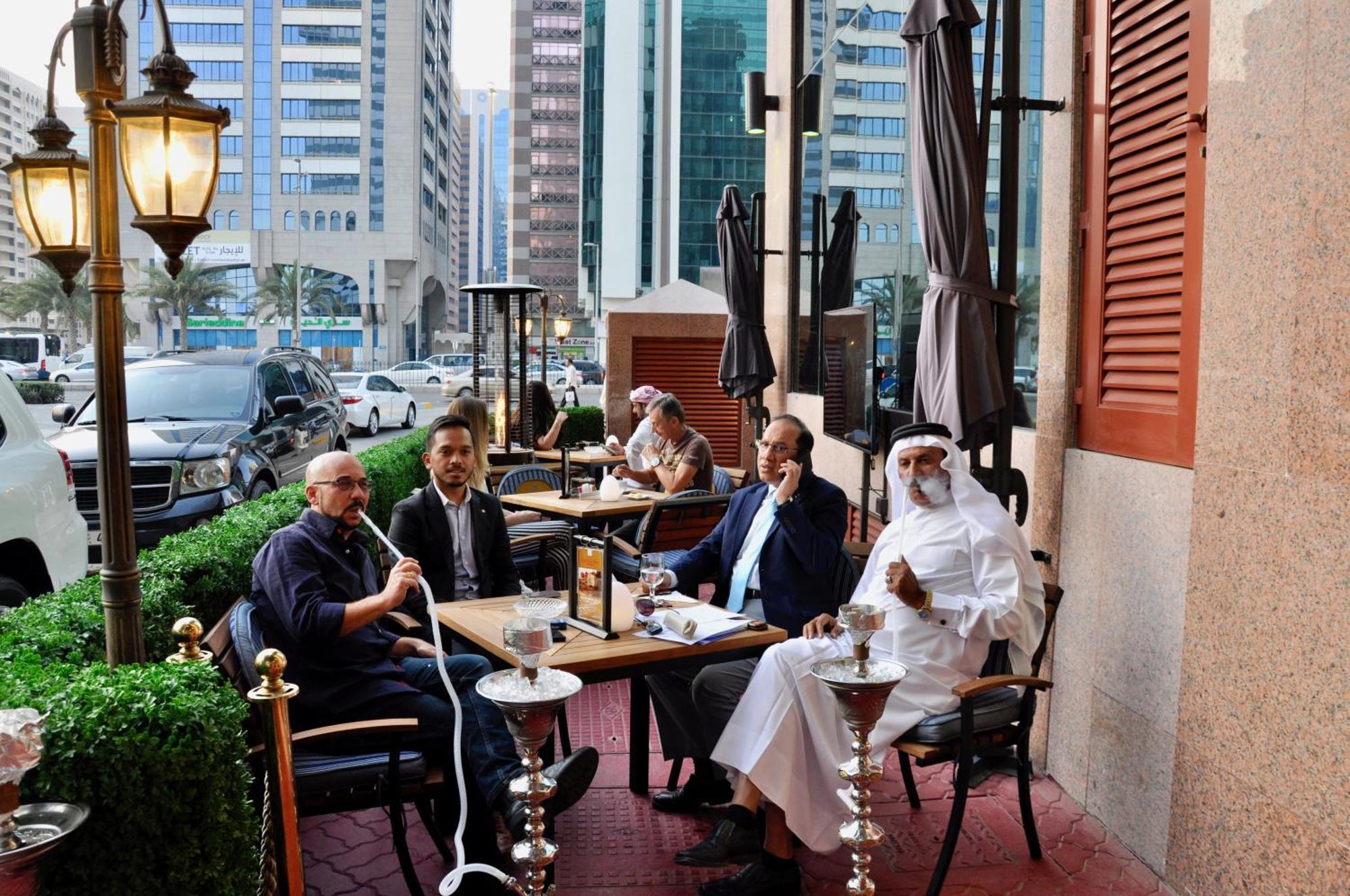 Grand Mercure Majlis Residences Abu Dabi Dış mekan fotoğraf A coffeehouse in Dubai