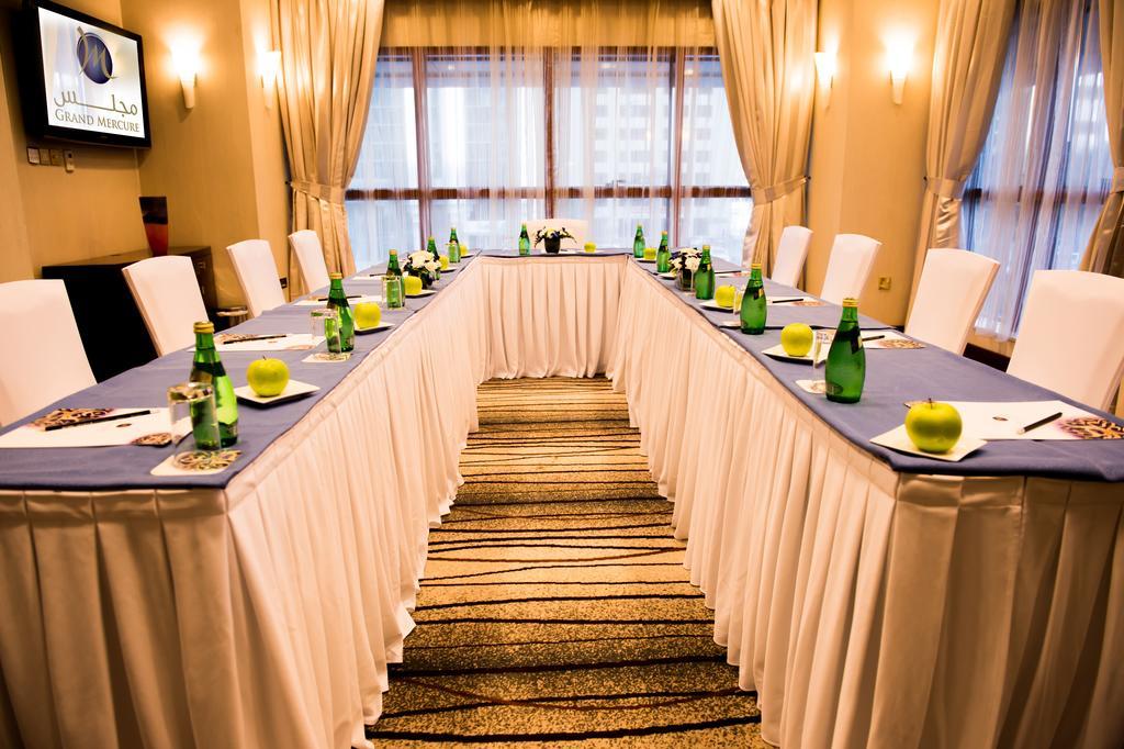 Grand Mercure Majlis Residences Abu Dabi Dış mekan fotoğraf A meeting room at the hotel