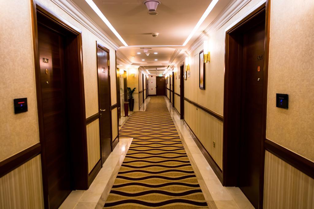 Grand Mercure Majlis Residences Abu Dabi Dış mekan fotoğraf A corridor in a hotel