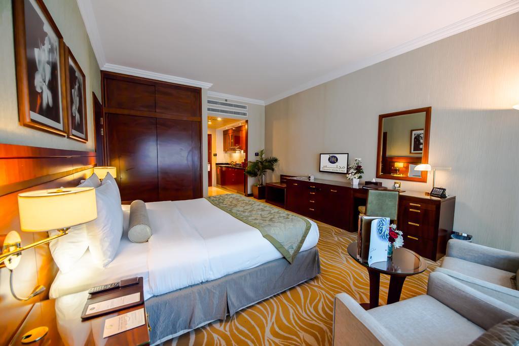 Grand Mercure Majlis Residences Abu Dabi Dış mekan fotoğraf A bedroom at the hotel