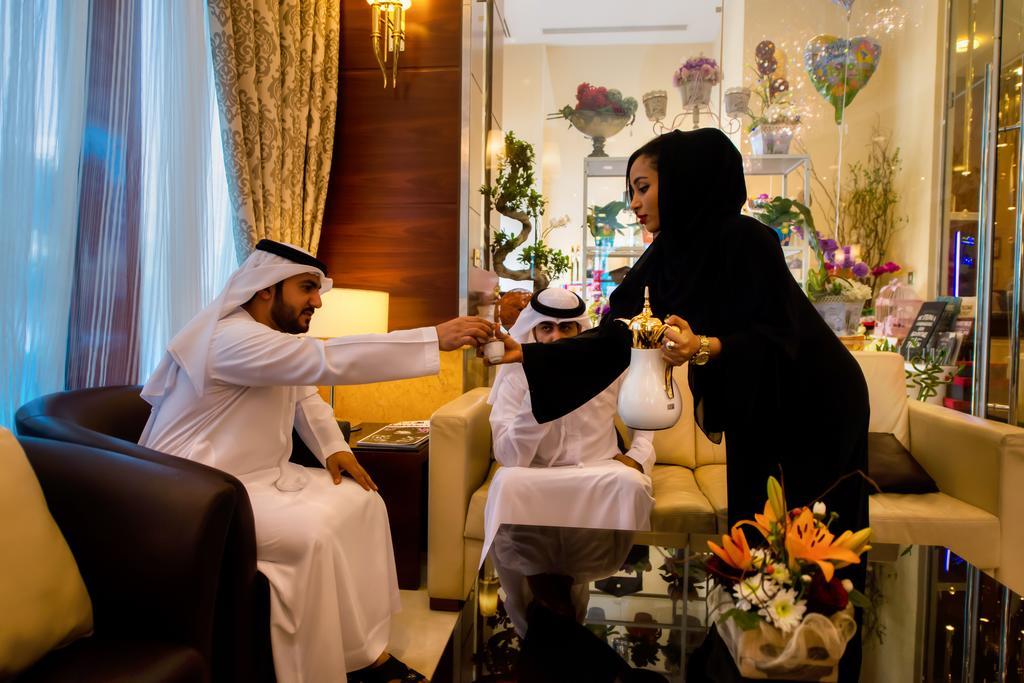 Grand Mercure Majlis Residences Abu Dabi Dış mekan fotoğraf A woman in traditional dress in the United Arab Emirates