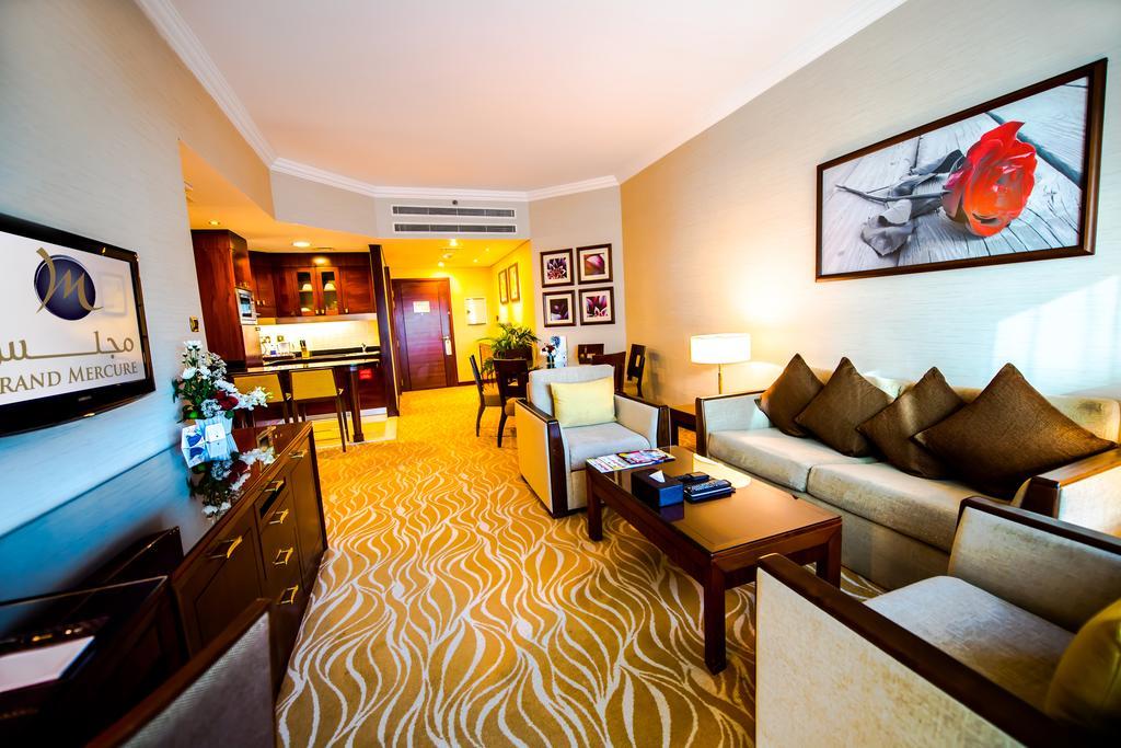 Grand Mercure Majlis Residences Abu Dabi Dış mekan fotoğraf Suite at the hotel