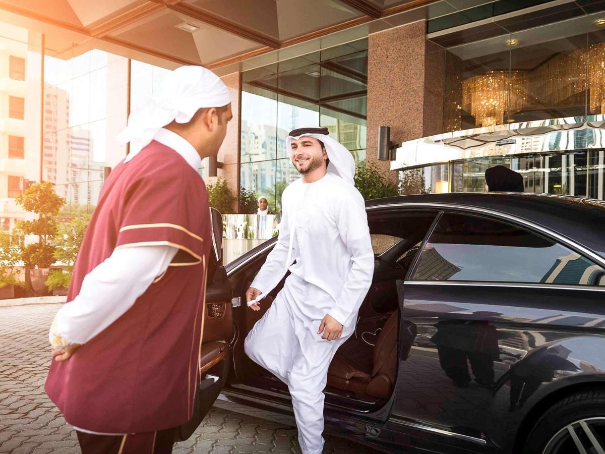 Grand Mercure Majlis Residences Abu Dabi Dış mekan fotoğraf A guest being helped out of a car