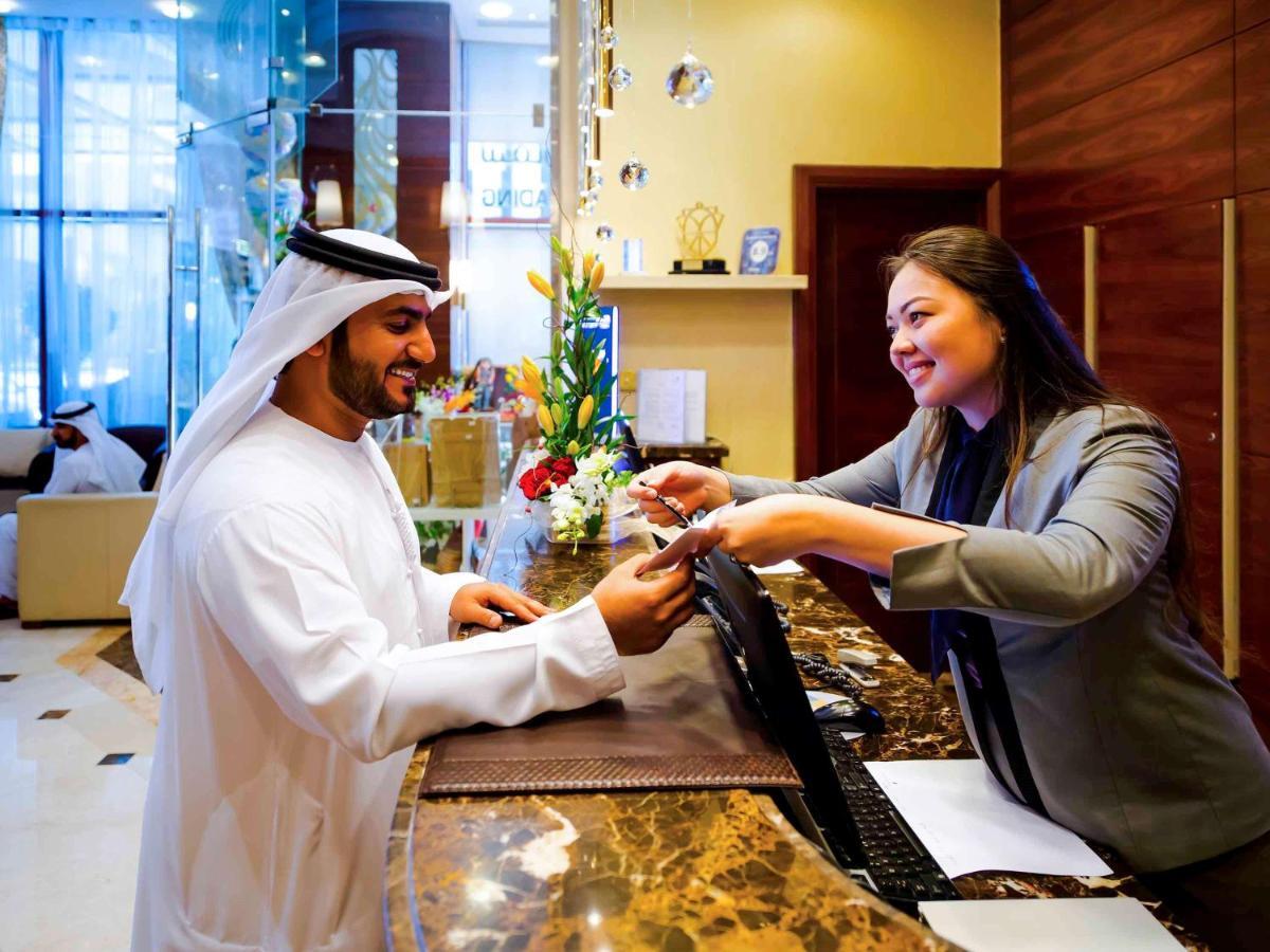Grand Mercure Majlis Residences Abu Dabi Dış mekan fotoğraf A guest checking in at a hotel