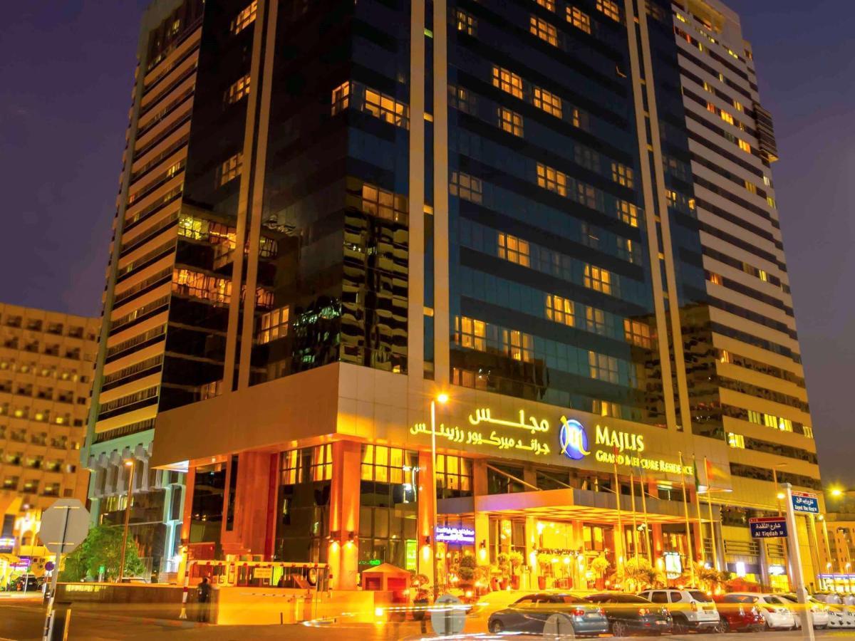 Grand Mercure Majlis Residences Abu Dabi Dış mekan fotoğraf The hotel at night