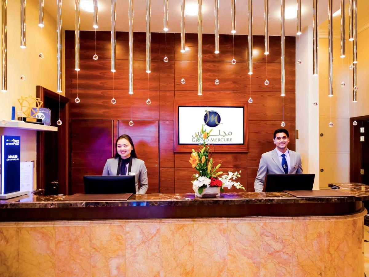 Grand Mercure Majlis Residences Abu Dabi Dış mekan fotoğraf Reception desk at a hotel