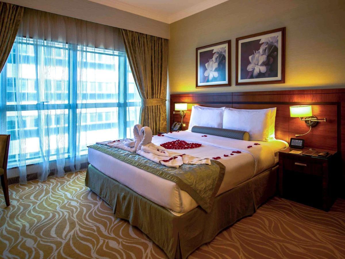 Grand Mercure Majlis Residences Abu Dabi Dış mekan fotoğraf A bedroom at the hotel